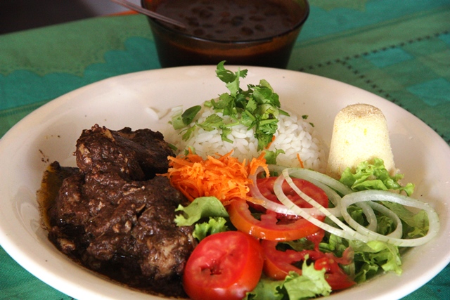 Prato servido de galinha ao molho pardo