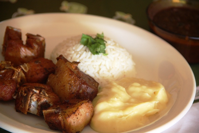 Prato servido de costelinha de porco (sem osso)