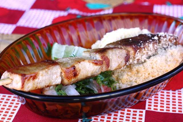 Espetinho de carne de sol de porco com farofa e viangrete