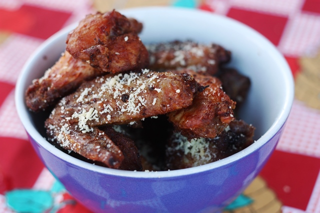 Asinhas e coxinhas de frango, um clássico de comida de boteco no caminho de casa