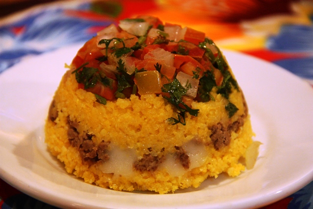 Cuscuz com atual, requeijão e verduras