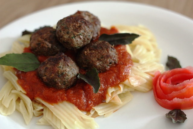 Penne ao molho de tomate caseiro com bolinhos de carne