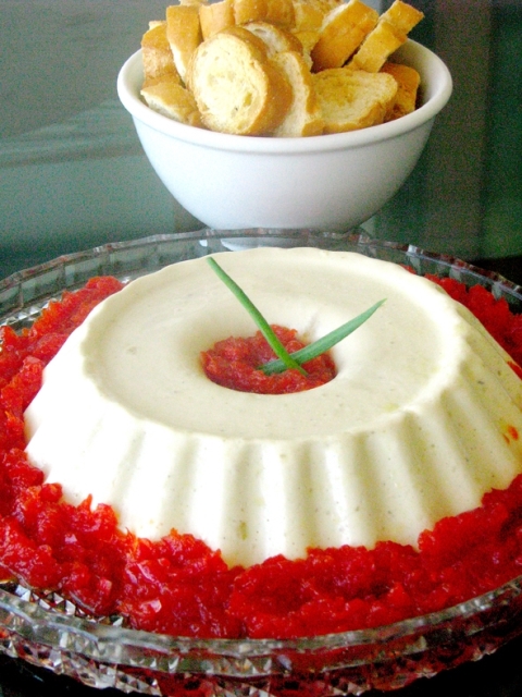 Fácil de fazer e de agradar, a mousse de queijo com geleia de pimentões