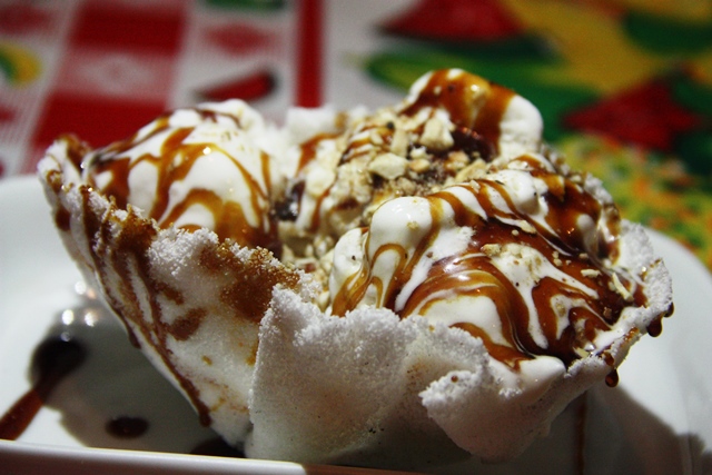 Beiju de Riacho Doce vira cestinha com sorvete de tapioca e fios de mel de engenho