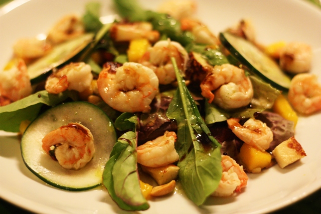 Salada de camarão com legumes e folhas da horta orgânica