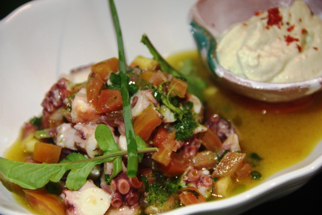 Polvo a vinagrete com maionese de azeitonas