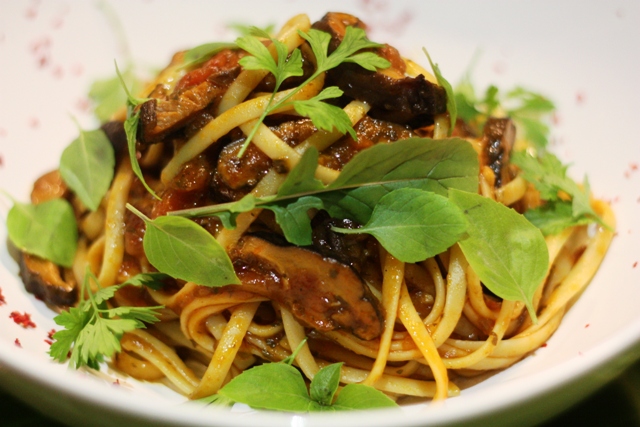 Talharim vegetariano com cogumelos e molho de tomate