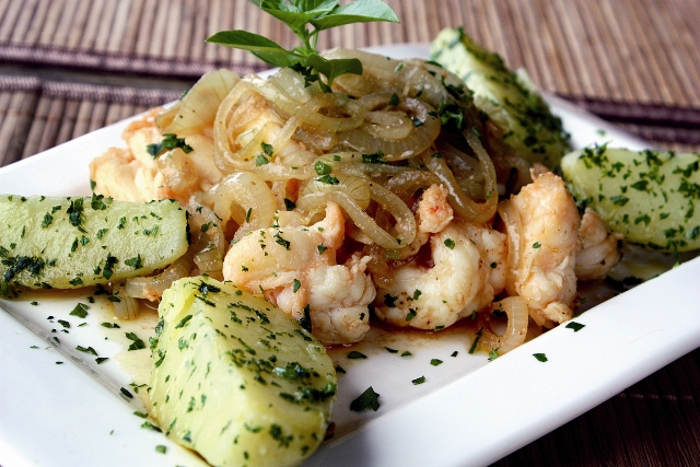 filé de lagostins acebolado, com manteiga de garrafa e batatas cozida