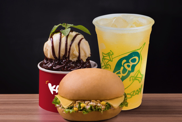 ~KASCÃO Frango Salada + Hot Cake + Suco de Laranja - Pão da casa com filé de peito de frango cozido no vapor e desfiado, queijo prato, milho verde, folhas de alface e molho rosé.O sanduba vem acompanhado de Hot Cake (bolinho quente recheado com chocolate e bola de sorvete com calda de chocolate)