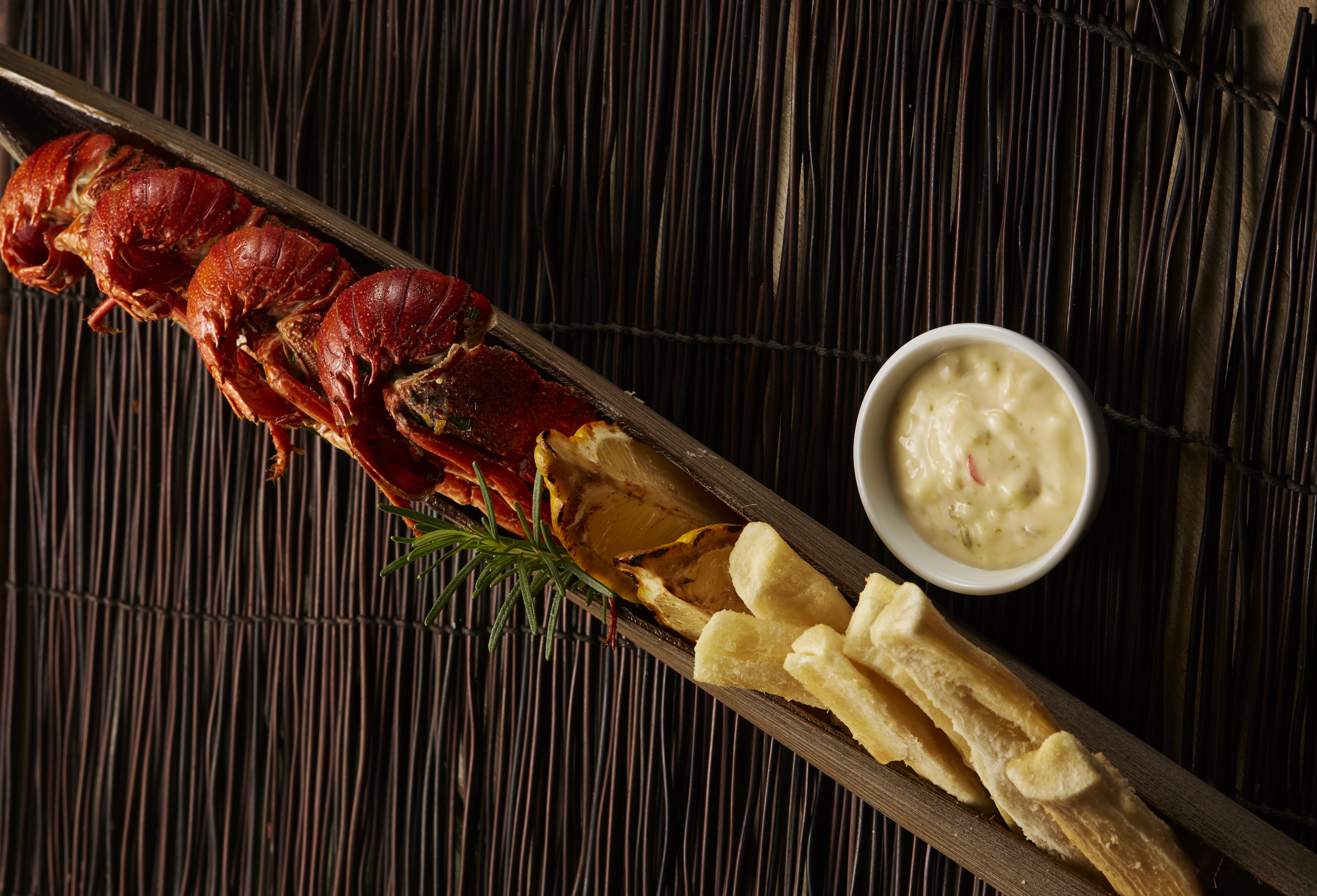 Praiagogi Boutique - Tuyn Gastronomique com seu elegante tira Lagosta do Tuyn