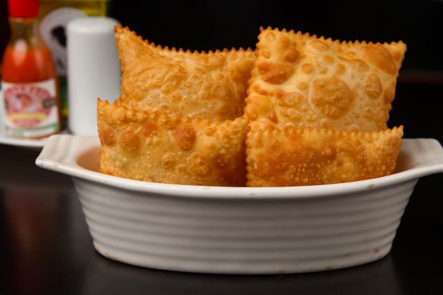 CASA DE CHOP ALAGOANA Pastel tradicional - Feito com massa artesanal, fina, macia por dentro e crocante por fora, recheado com carne e azeitona