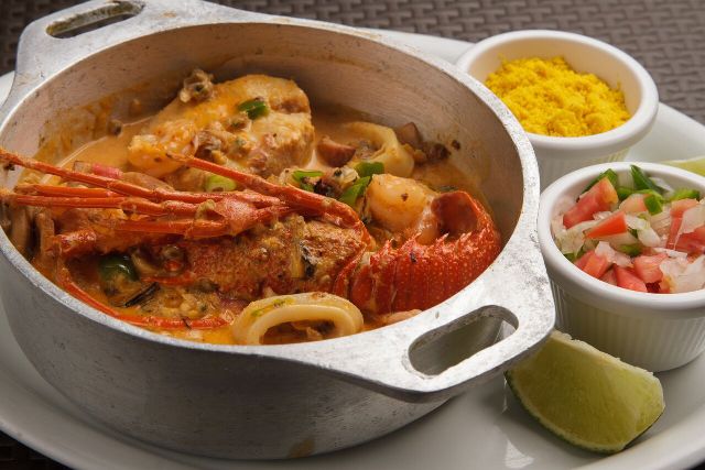 BICHO DO MAR Panelinha de Pescados - Mix de frutos do mar preparados no leite de coco, azeite de dendê e especiarias