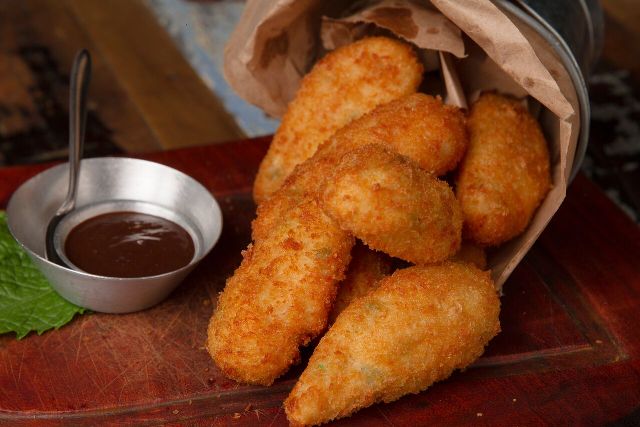 DIVINA GULA Coxinha caipira tradicional - Recheio de galinha desfiada, empanado em fina camada, sequinha e crocante