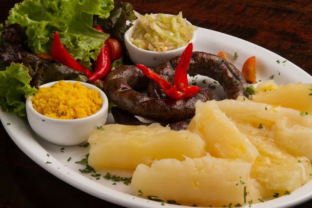 DONA BRANCA Linguiça picante de carneiro - Iguaria picante de carneiro com farofa, vinagrete e macaxeira