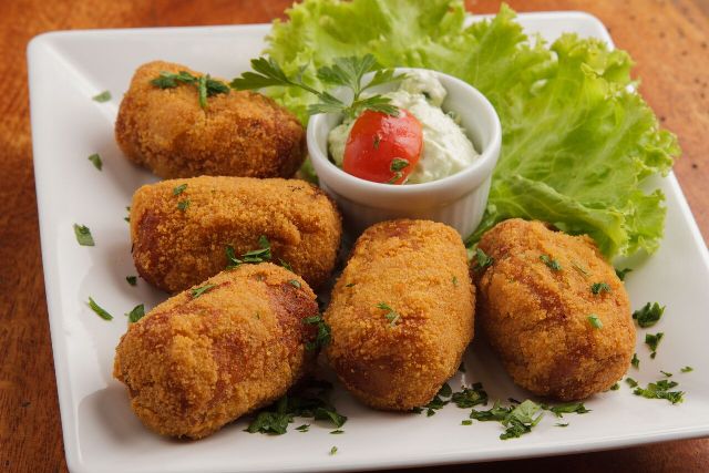 HIBISCUS Explosão Nordestina - Massa de banana, recheada com carne seca e queijo coalho. Acompanha creme de queijo