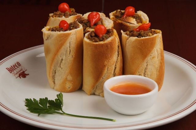 BOTECO LUGAR NENHUM: Buraco de Boteco - Pães artesanais recheados com carne em um molho levemente picante, com azeitonas e ervas na manteiga de garrafa