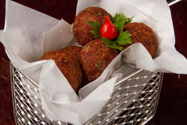 MAIKAI Croquete Nordestino - Croquetes de carne de sol com macaxeira, recheados com queijo manteiga do sertão