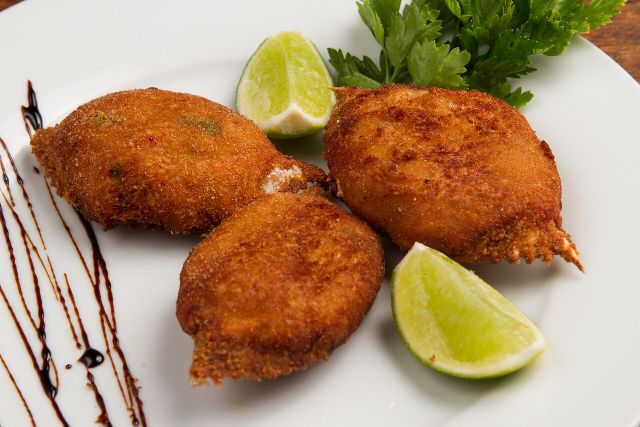 MAR E CIA Casquinha de Siri à moda da Casa -Filé de siri salteado no azeite ao molho de tomate, leite de coco e especiarias, servidos na própria casca