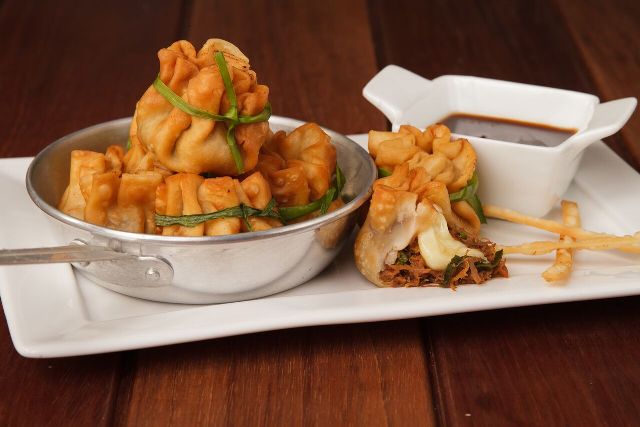 MARIAH Moi de Trouxa - Massa crocante recheada com uma suculenta carne de panela e queijo provolone derretido, acompanhada de um delicioso molho rústico