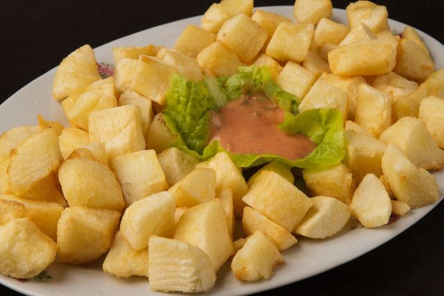 MOJICA PRAIA Mandioca Frita - Raiz da terra, frita e servida com molho rosê