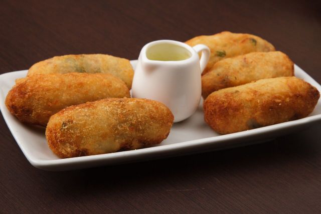 NALU Bolinho Cariolano - Bolinho de macaxeira com carne seca com um leve tempero carioca