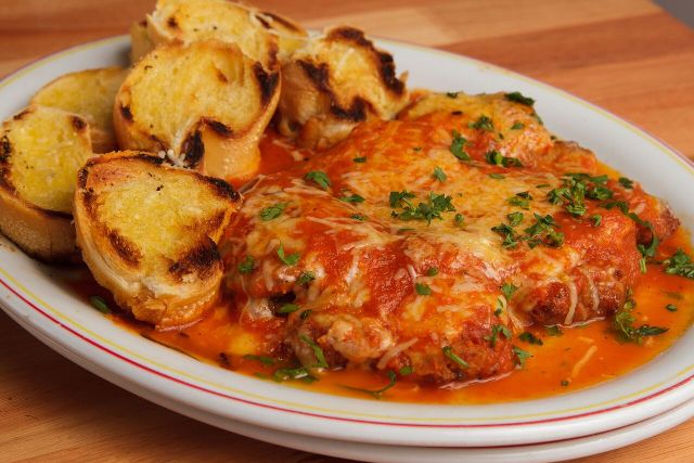 PARMEGIANNO PAJUÇARA Filé à parmegiana com torrada - Lascas de filé à parmegiana acompanhada com torrada