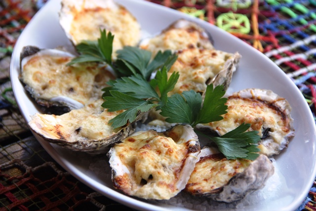 Ostras gratinada no molho de queijo do restaurante Macuípe, Barra de São Miguel