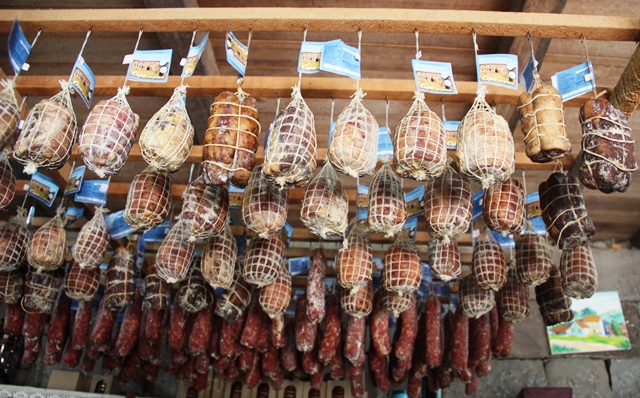 No roteiro da Casa de Pedra, a delicia dos presuntos artesanais