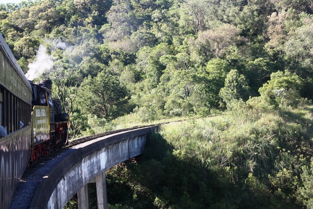 Da locomotiva aprecia beleza da Serra Gaúcho e nas estações tem degustação de vinhos 