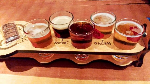 Rasen Bier – O bar é uma graça e os tipos das cervejas da casa são servidos no menu degustação (pequenos copos), com um exemplar de chocolate
