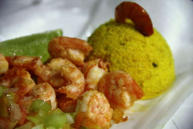 Camarão na chapa com farofa de dendê