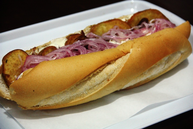 Sanguches (sanduíche de porco), tradição peruana. Cortado ao meio dá bem para duas pessoas