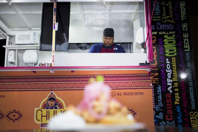 Lucas no food truck peruano. Foto de Nayane Queiroz