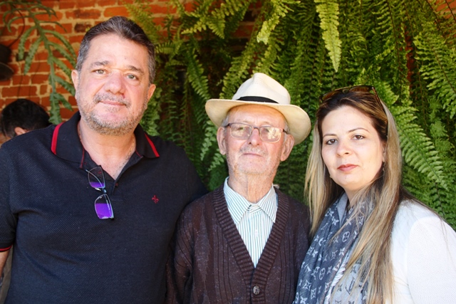Seu Lazaretti, adora receber turistas. Na foto ao do casal Carol e Alexandre Lima, que vendem os pacotes do turismo rural em Gramado