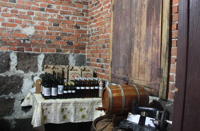 Produção de vinhos, sucos e cachaça de uva da família Lazaretti