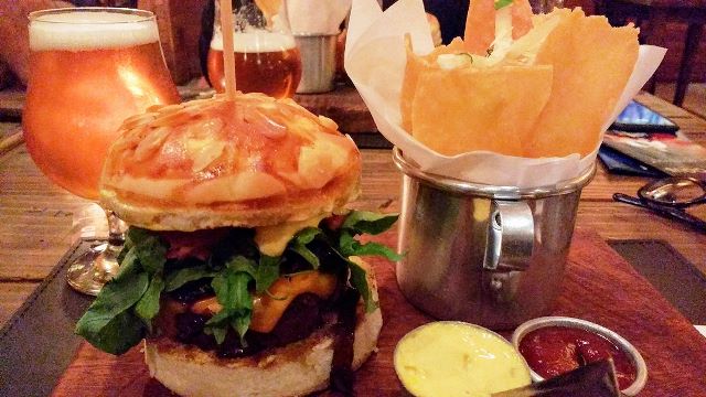 Hambúrguer artesanal e cervejas especiais no Toro