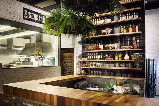 Detalhe da cozinha transparente e o novo bar