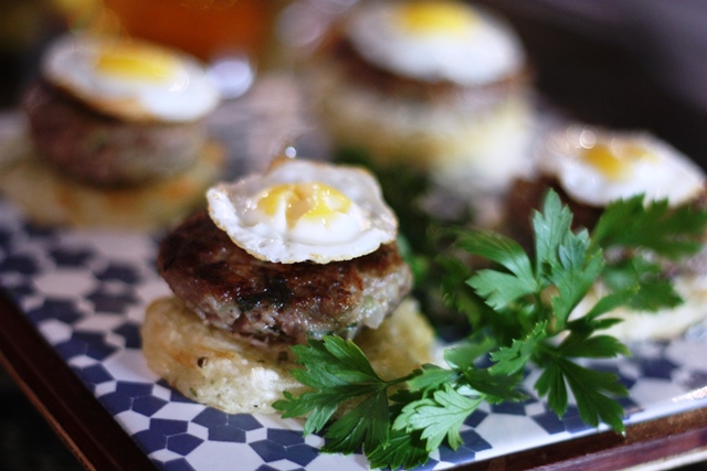 minis hambúrgueres artesanais de carne de sol numa massinha de macaxeira com ervas. foto @nidelins