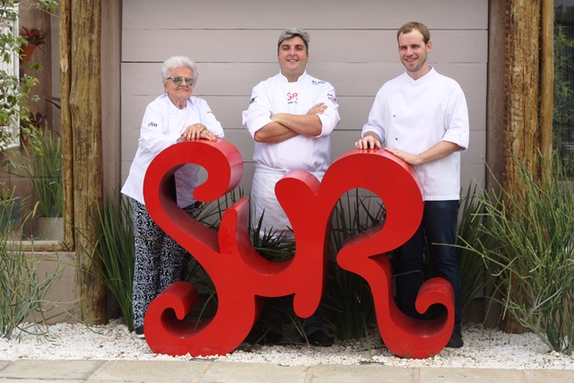 Yêda Rocha, dama da gastronomia alagoana ao lado do seus seguidores, seu neto Serginho Jucá e o amigo Felipe Lacet