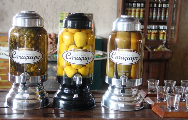 Filtro de cachaça nos sabores de abacaxi, caju e cana de açúcar