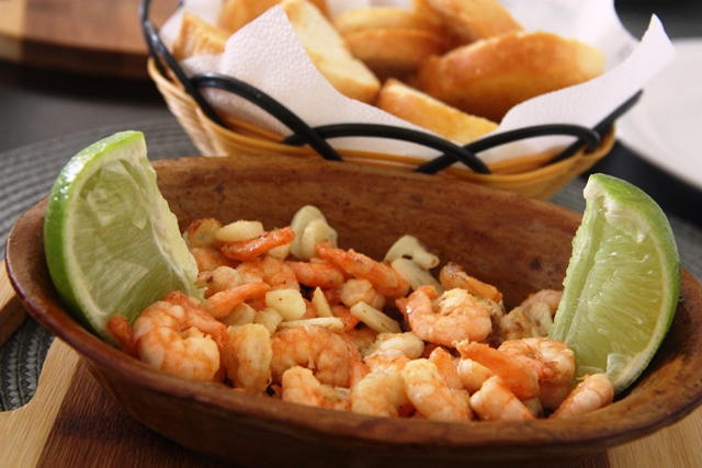 Camarão no azeite quente e alho, um bom começo