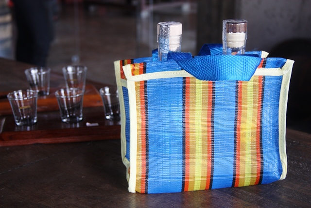 Na loja da Caraçuípe tem cachaças com embalagens criativas para presentear