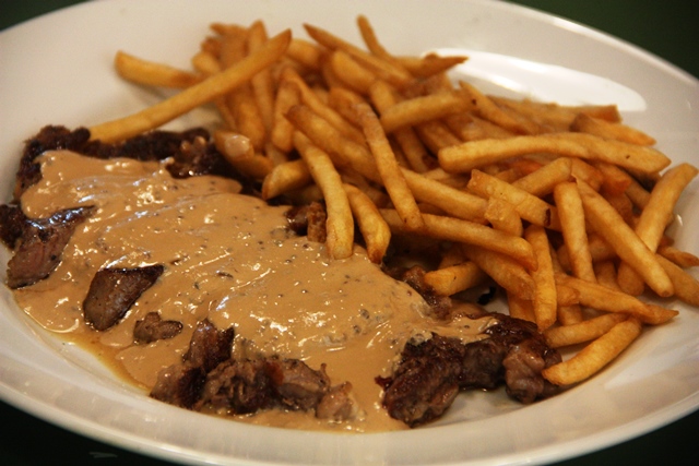 Clássico francês: Entrecôte (contrafilé) no molho de mostarda com batata frita