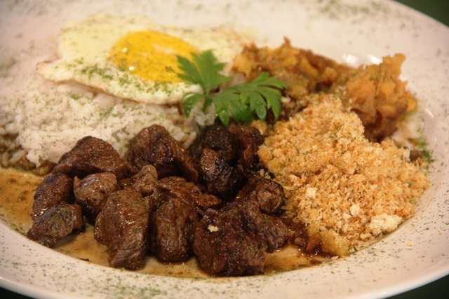 Picadinho de carne com purê rústico de banana da terra