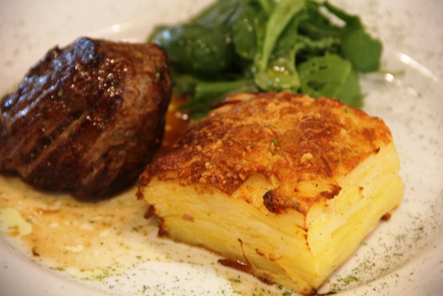 Gratin de batata inglesa com macaxeira e pouco queijo para acompanhar o filé