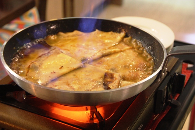 Crepe Suzette é preparado na frente dos comensais