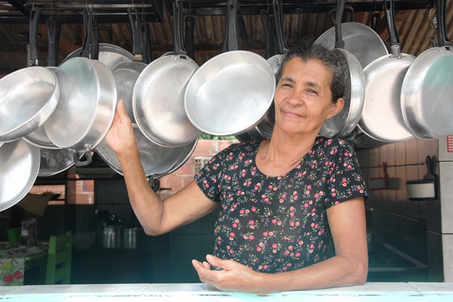 Dona Carminha e sua coleção de 346 panelas em exposição no bar do Periquito