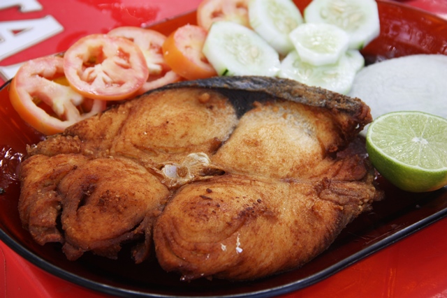 Peixe frito do Bar do Periquito de dona Carminha