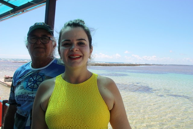 Michele e seu pai, empreendedores de São de José Coroa Grande, realizam os passeios pelas piscinas naturais e do Mangue de Una