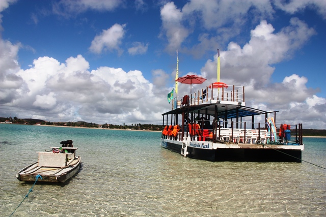 Parada do Catamarã para tomar banho na Piscina da Prainha